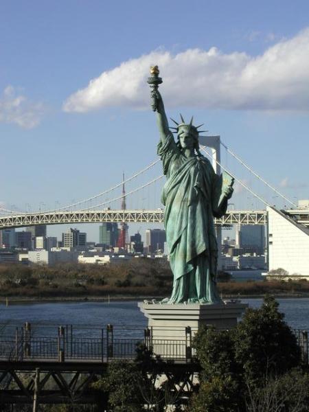 Scaled image Behing the small Statue of Liberty (Odaiba), you can see the Rainbow Bridge, and Tokyo Tower....jpeg 