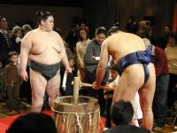 Thumbnail Still in Ana Hotel, Sumo make some New-Year cookies for children....jpeg 